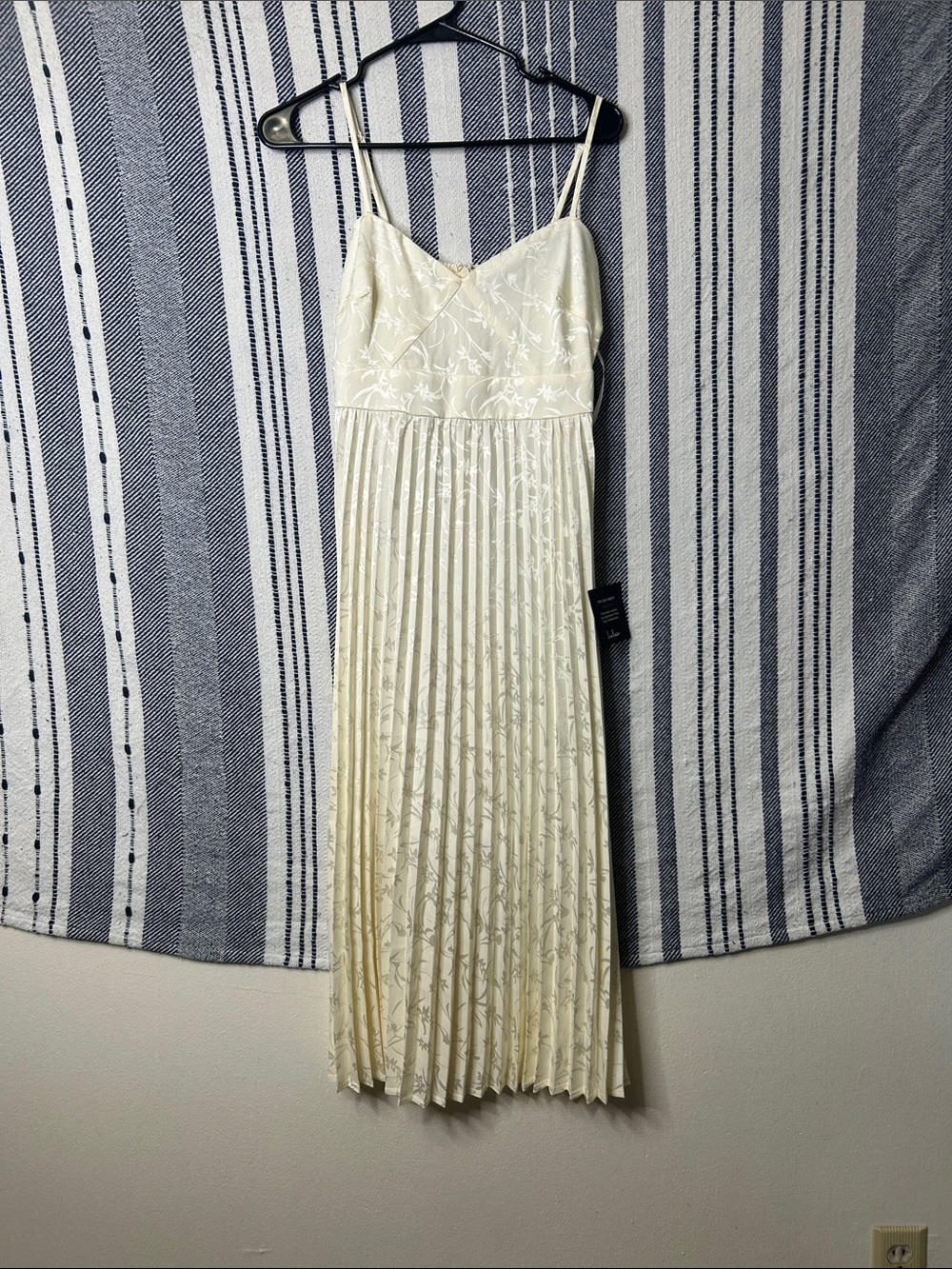 NWT Lulus Regal Romance Ivory Floral Jacquard Pleated Satin Midi Dress - Picture 4 of 7